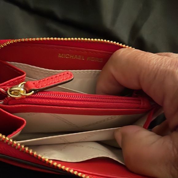 🔥Sale🔥Beautiful New Bright red MK pebbled leather zip wallet NWOT - Picture 6 of 7